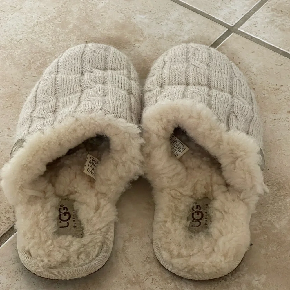 UGG Women’s Size 8 Knit slippers - Picture 2 of 6